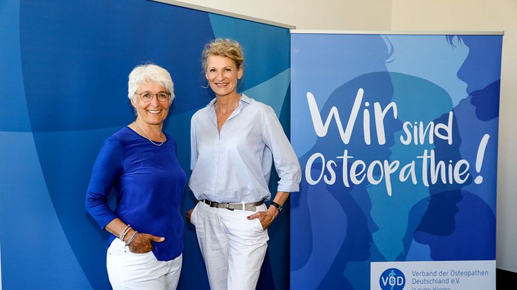 VOD-Vorsitzende Prof. Marina Fuhrmann (l.) freut sich, Hochsprung-Olympiasiegerin Heike Henkel als Osteopathie-Botschafterin gewonnen zu haben. Foto: VOD