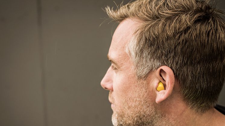 Rätt istoppad ger hörselproppar ett bra skydd. De ska inte synas om man tittar på dig framifrån. 