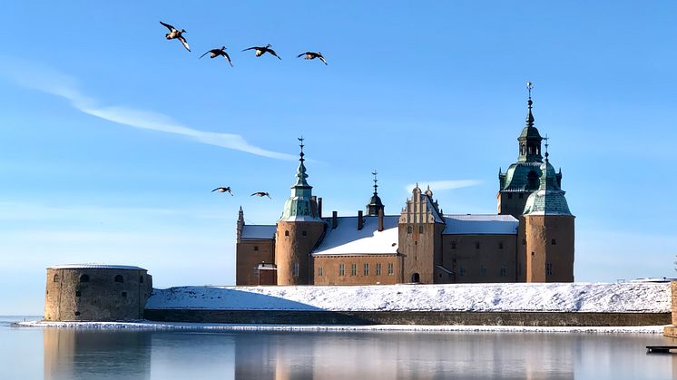 Evenemangstät vinter på ett julpyntat Kalmar Slott