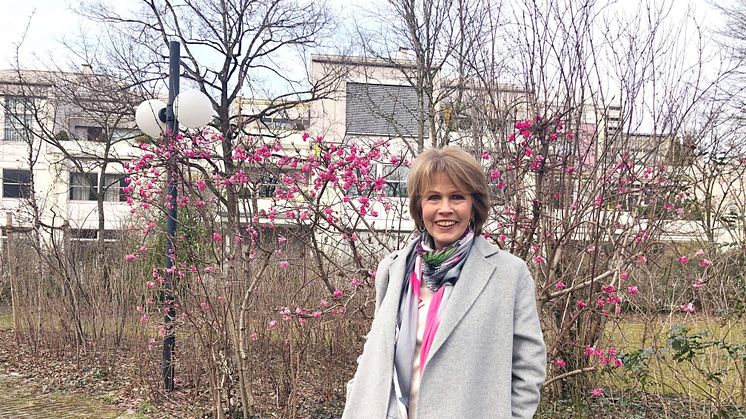 Christa Maar, Gründerin der  Felix Burda Stiftung, beim Spaziergang durch den Arabellapark in München