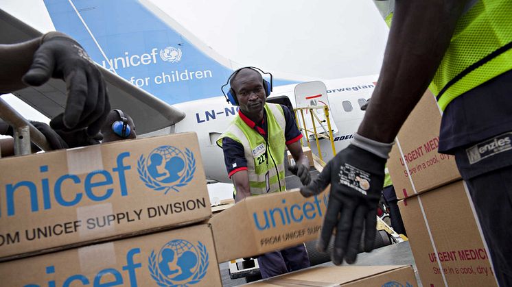 Ett flygplan från Norwegian fylls med livräddande förnödenheter. Årets flyg går till Tchad. Foto: © UNICEF