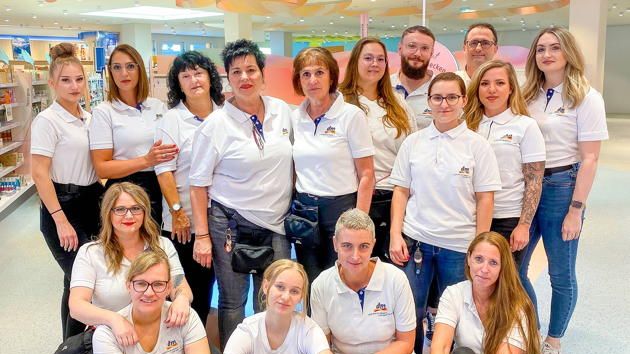 dm-Markt in Andernach eröffnet wieder – Oberbürgermeister Christian Greiner kassiert für die Schwimmausbildung von Kindern und Jugendlichen