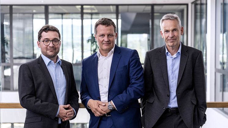 Team 2 nominiert für den Deutschen Zukunftspreis 2022 (v.l.): Stefan Reichert, Fraunhofer ISE, Thomas Speidel und Dr. Thorsten Ochs, beide ADS-TEC Energy