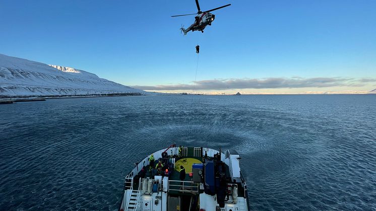 Passasjerer heises opp i redningshelikopteret under storøvelsen AMRO 2021 på Svalbard. Foto: Anders Røeggen/Barentswatch.