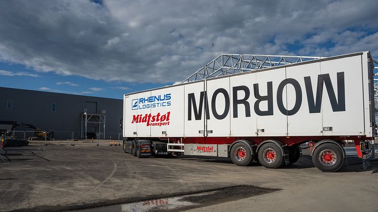 Electric truck transporting equipment from the Port of Arendal to Morrow Cell Factory.