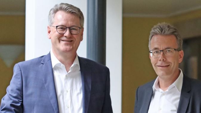 v.li.: Dr. Bernhard Bauer und Marcus Widrich, beide SIS-Sparkassen-Immobilien-Service GmbH (SIS).