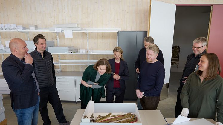 BRUDEKRONEN som spilte en rolle da Dronningen åpnet Anno bevaringssenter i 2022, ble vist frem til besøket fra De kongelige samlinger. Foto: Ali Suliman/Anno