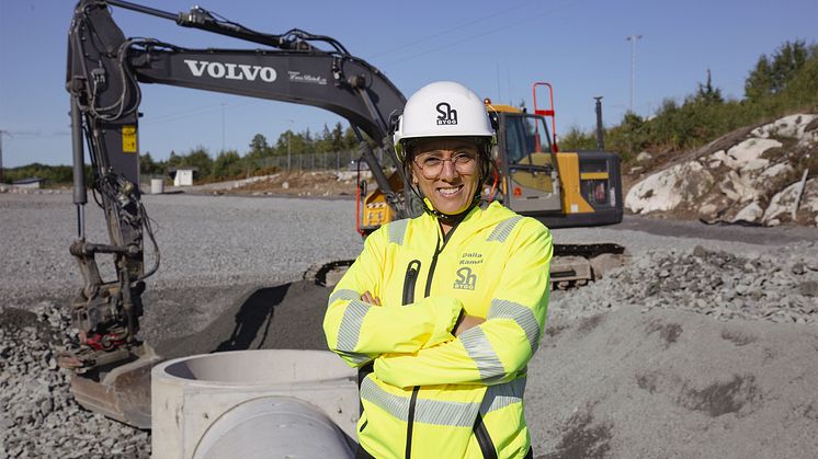 Dalia Ramzi, vd för Sh bygg, sten och anläggning AB ute på ett projekt i Stockholm under 2021. Fotograf: Lina Börjesson