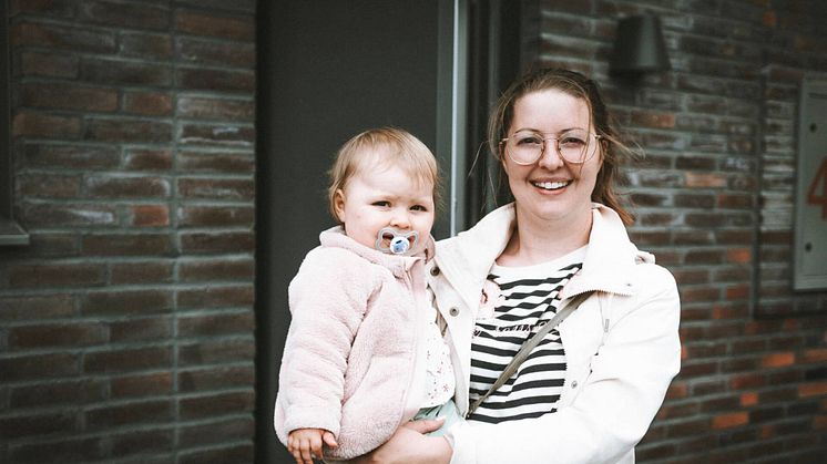 Karina Putak Lindberg med dottern Alma flyttar in i Lyckos nybyggda bostäder i Kävlinge