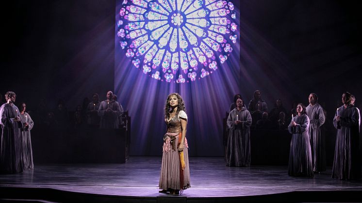 Marsha Songcome som Esmeralda i Disneys musikal Ringaren i Notre Dame