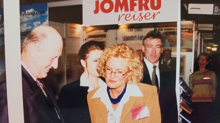 Bildet er fra 2001 og viser at også HM Kong Harald er interessert i vårt tilbud; tema- og aktivitetsreiser for kvinner