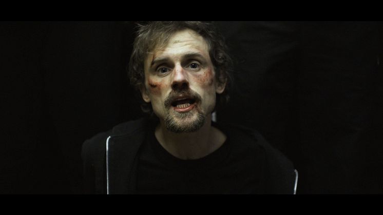 Screenshot fra Asger B's nye musikvideo 'Syg industri' 1