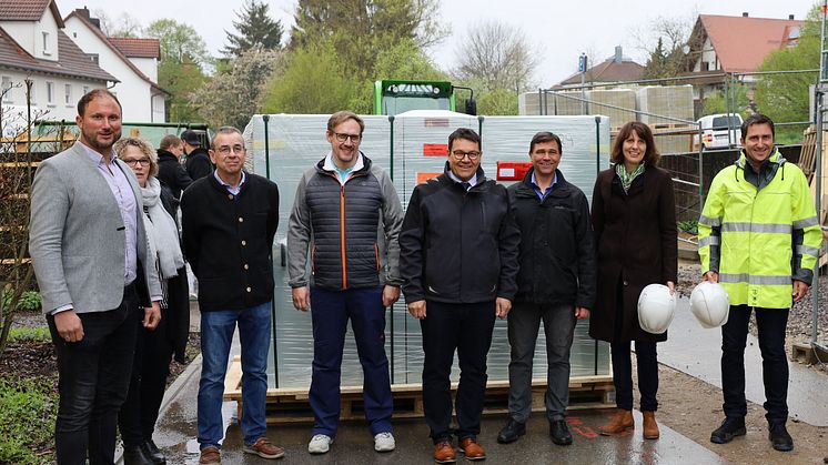Neue Energie für Wackersdorf: Bürgermeister Thomas Falter (Mi.) nimmt mit Gemeindevertretern und Mitarbeitern des Bayernwerks zwei Blockheizkraftwerke für eine neue Quartierslösung in der Ortsmitte entgegen.