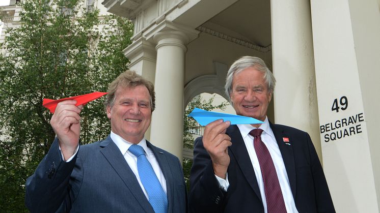 Bjorn Kjos, CEO de Norwegian, y Carlos Sersale di Cerisano,  embajador ante el Reino Unido, esta mañana en la residencia de éste último en Londres.