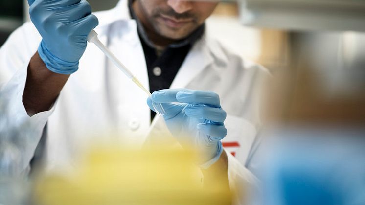 Två doktorander från Malmö universitet har utforskat alternativa metoder för att samla in biomarkörer för hudcancer.