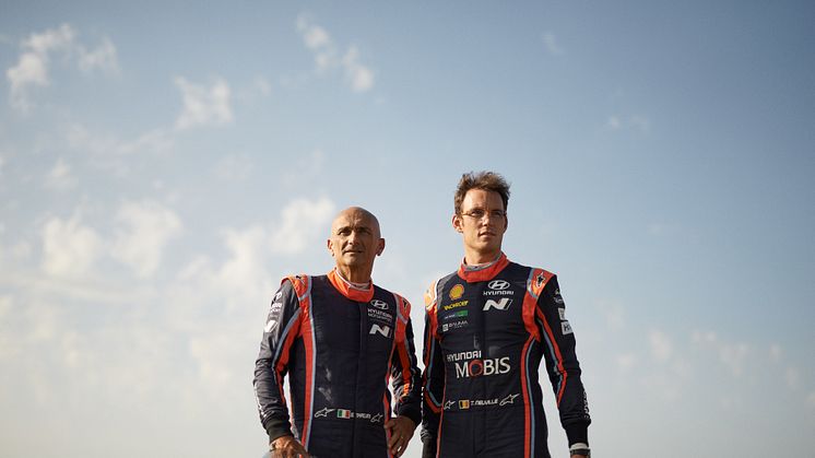 Hyundai Motorsports förare Gabriele Tarquini och Thierry Neuville tävlar om snabbaste tiden från Rom till Paris i nya Hyundai i30 Fastback N.