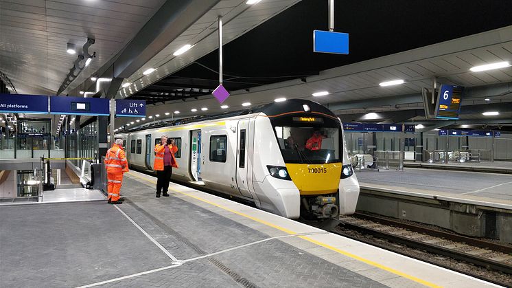 The first Class 700 test train into London Bridge, platform 5