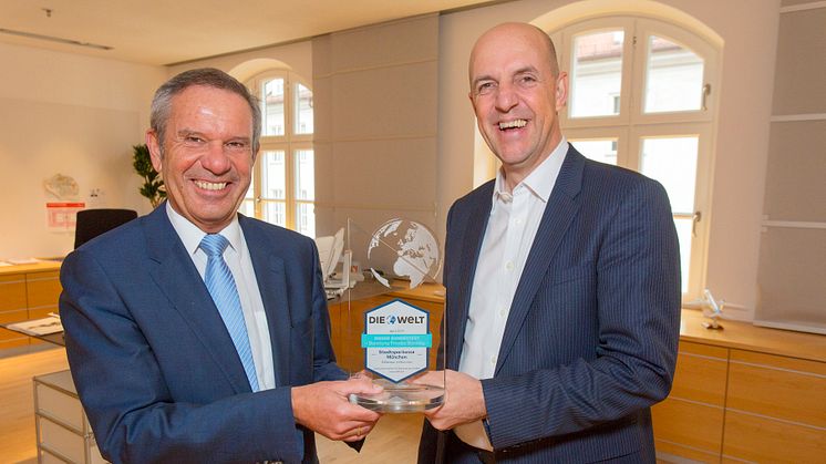 Günther Zehner, Leiter Private Banking, und Vorstandsmitglied Stefan Hattenkofer freuen sich über die Auszeichnung.