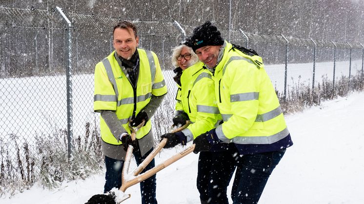 Peter Danielsson, Eva Holm och Ulf Molén tar första spadtaget för NSR:s biokolanläggning medan snön yr.