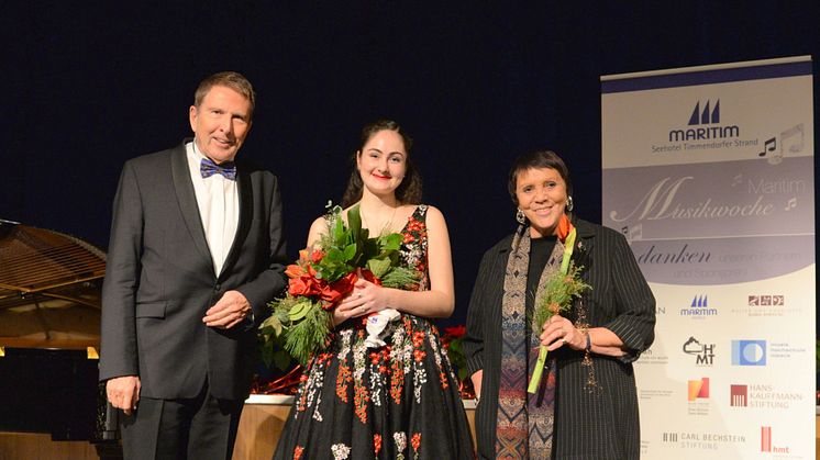 Glückliche Gewinnerin 2018: Ekaterina Chayka-Rubinstein (Mitte) mit Wettbewerbsleiter Rainer Wulff und Jurymitglied Prof. Birgitt Fassbaender.