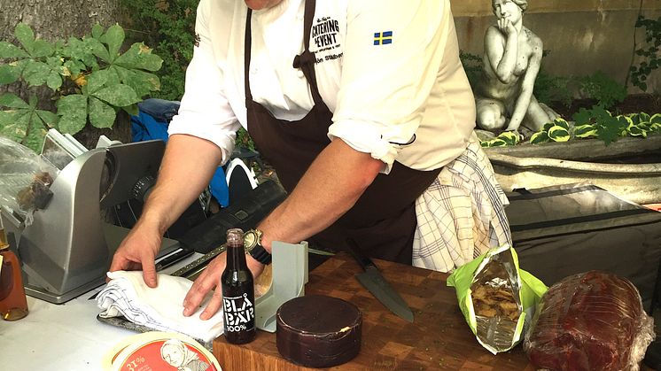 Kocken Björn Ståhlberg bjuder på Husmansbord-diplomerade produkter på Frankrikes nationaldagsfirande i Stockholm.