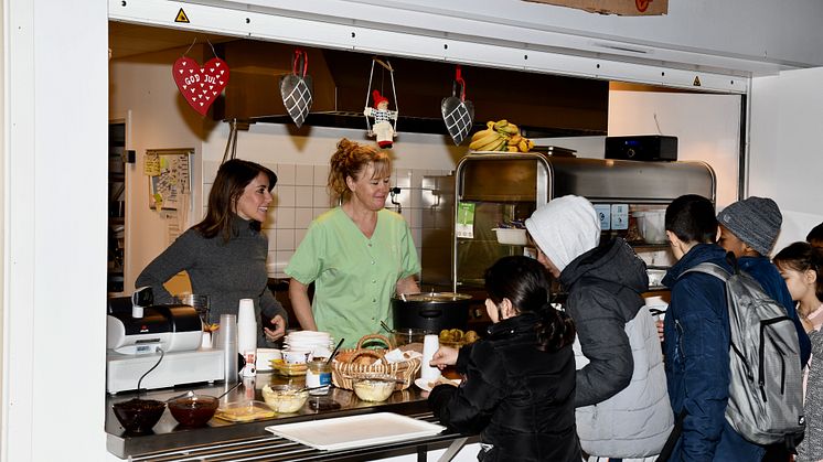 H.K.H. Prinsesse Marie i morgenmadscafeen på Gildbroskolen i Ishøj sammen med køkkeleder Anette Lene Hjortholm-Jensen