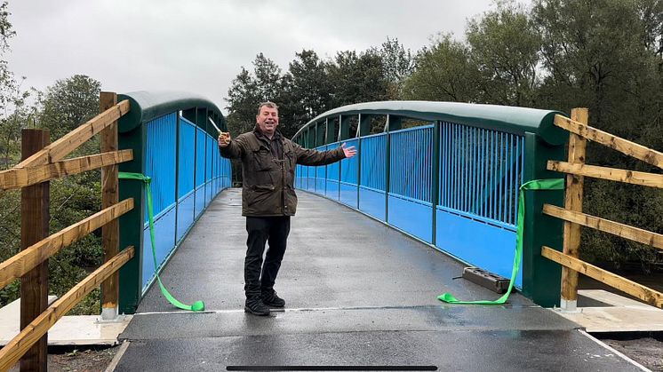 Cllr Alan Quinn officially opens the new bridge.
