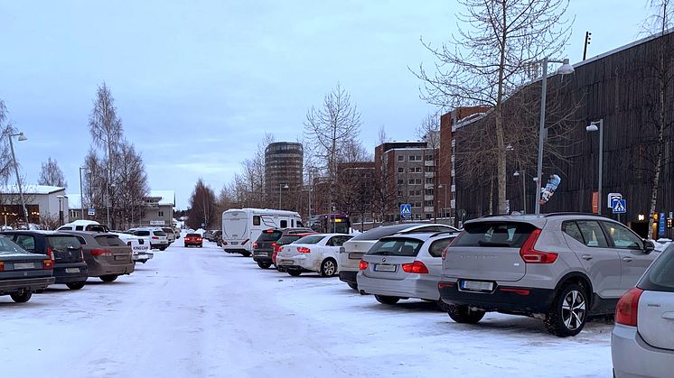 Kyrkparkeringen får fortsatt två avgiftsfria timmars parkering. Det beslutades i Samhällsbyggnadsnämnden på onsdagen.