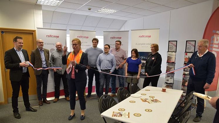 Railcare inviger sitt nya kontor i Derby, England med styrelseordförande Catharina Elmsäter-Svärd vid saxen.
