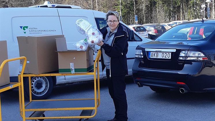 Ingrid Svensson, Health and Safety Manager på NEVS lämnar över skyddsutrustning till sjukvården.