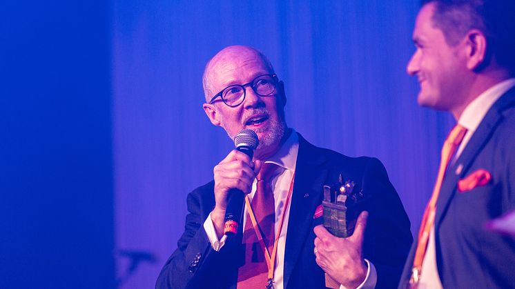 Mats Gerdau, KSO, och Victor Kilén, stadsdirektör Nacka kommun, tar emot priset Sveriges KvalitetsKommun 2021.