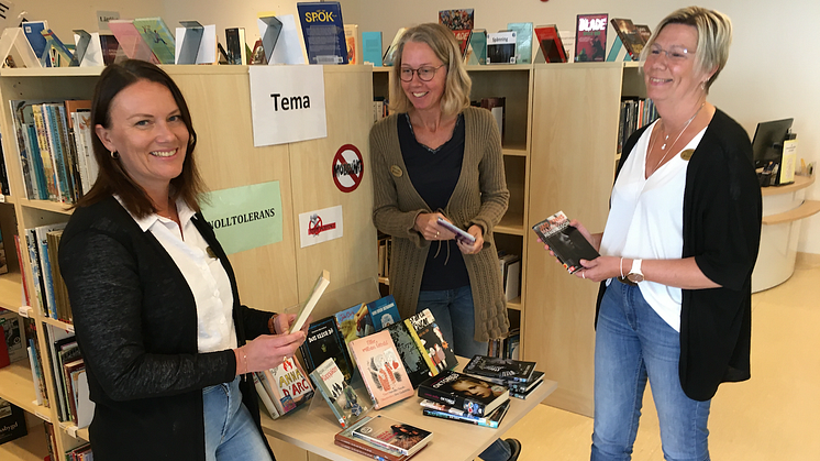Linda Wiklund (socialpedagog) och Annelie Berggren (kurator)  har tillsammans med Ann-Britt Lindgren (skolbibliotekarie) hittat nya och givande samarbeten till stöd för elever med skolbiblioteket som bas.