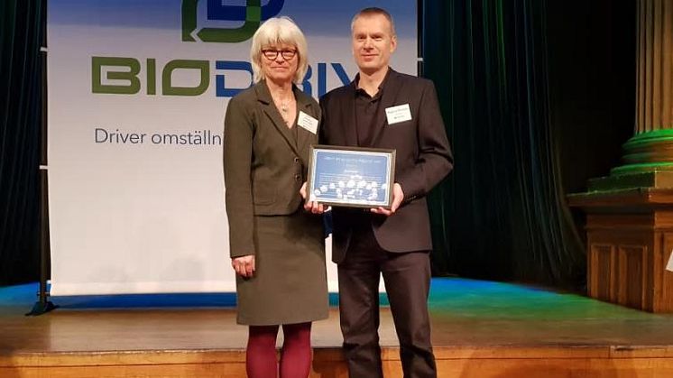 Karin Svensson Smith (mp), ordf. i trafikutskottet delar ut årets Biogasutmärkelse till Magnus Persson, teknisk & ekonomisk miljörådgivare på Swedavia. Bildkälla: Biogas Öst