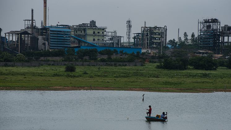 Bild från Swedwatch rapport "The Health Paradox" från 2020 om skadliga utsläpp från läkemedelsfabriker i Hyderabad, Indien. Foto: Shailendra Yashwant