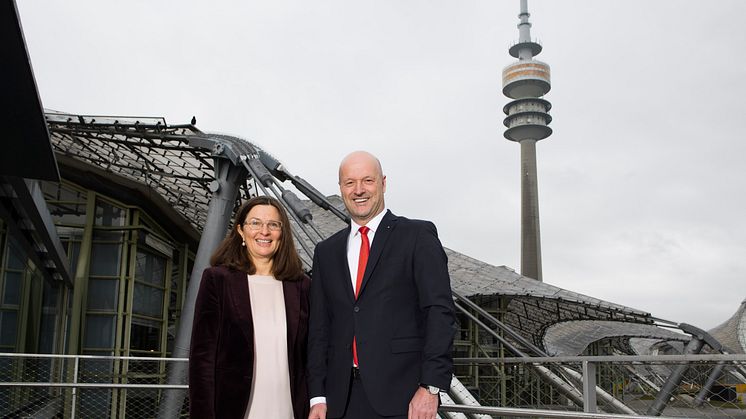 Ralf Fleischer (rechts im Bild), Vorstandsvorsitzender der Stadtsparkasse München, unterzeichnete den Vertrag für das Sponsoring des Münchner Olympiaparks zusammen mit Marion Schöne, Geschäftsführerin der Olympiapark München GmbH (links im Bild).