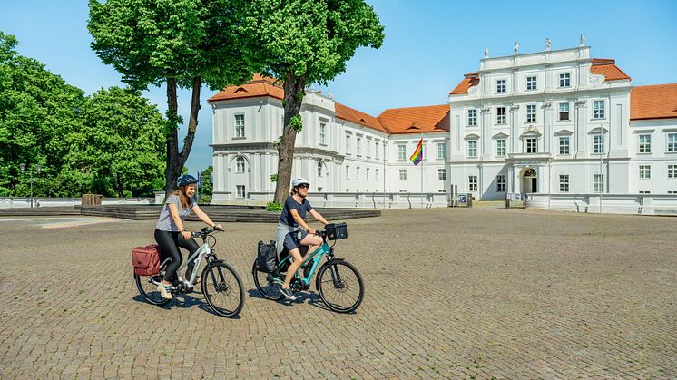 Schloss Oranienburg: Unterwegs mit dem Fahrrad im Ruppiner Seenland. Foto: Markus Tiemann/Tourismusverband Mecklenburg Vorpommern. 