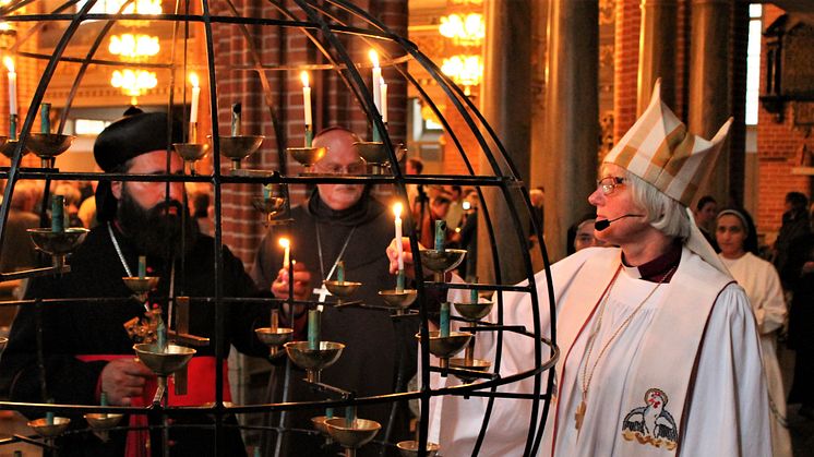 Svensk kristenhet i ljusmanifestation på Sergels torg för konvertiter 