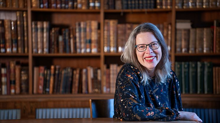 Vinnaren av Läsguldet 2022: Lynn Alpberg, bibliotekarie inom Stockholms stadsbibliotek. Foto: Elliot Elliot.