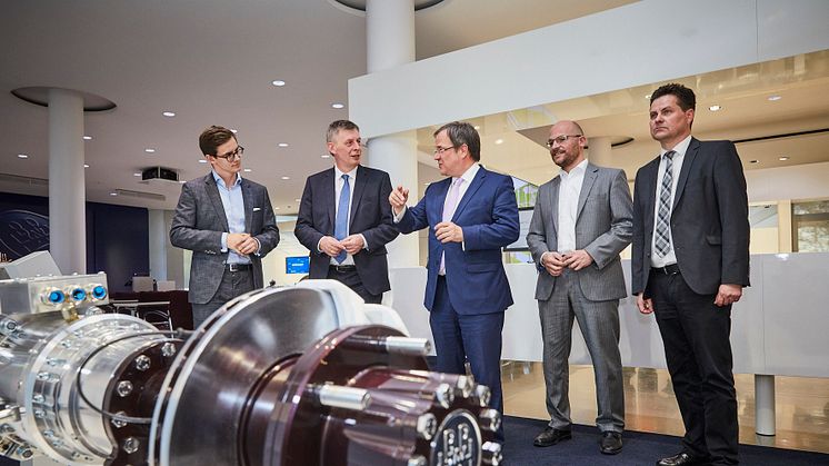 Minister-President Armin Laschet (centre) visits BPW to familiarise himself with novel electric drive concepts