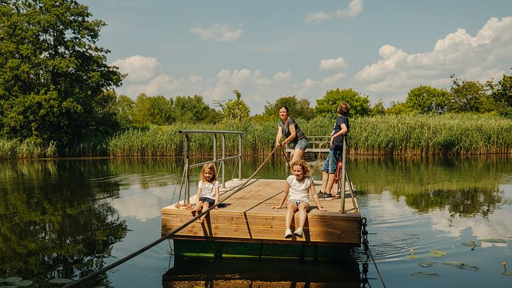 Familienzeit in Brandenburg: Baden oder Bootstouren stehen ganz oben auf der Beliebtheitsskala. Mehr Infos gibt es auch im Magazin "Familienzeit". Foto: TMB-Fotoarchiv/Julia Nimke. 