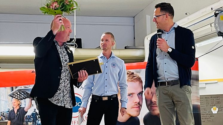 Jonny Lindström, rektor på Fordons- och transportprogrammet på Nobelgymnasiet, tar emot certifiering som Motorbranschcollege