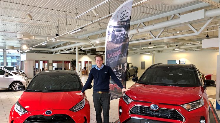 Det er to superpopulære hybrider som nå kommer i helt nye utgaver, sier Jørgen Wiken Furnes, bilselger hos Nordvik Toyota Namsos. Foto: Nordvik AS.