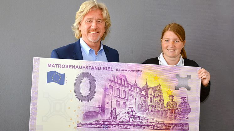 Geschäftsführer Uwe Wanger und Shopleiterin Bettina Giebel präsentieren den 0€-Schein in XXL #1918
