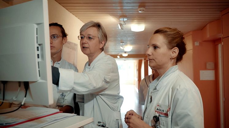Dra. Marion Debus, especialista en Oncología y directora del Departamento de Oncología de la Clínica Arlesheim, Suiza, con su equipo (Foto: Sección Mëdica del Goetheanum)