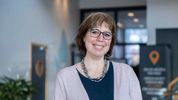 Maria Wickenberg, bibliotekarie på Högskolebiblioteket i Skövde, får Högskolan i Skövdes pedagogiska pris 2023. 