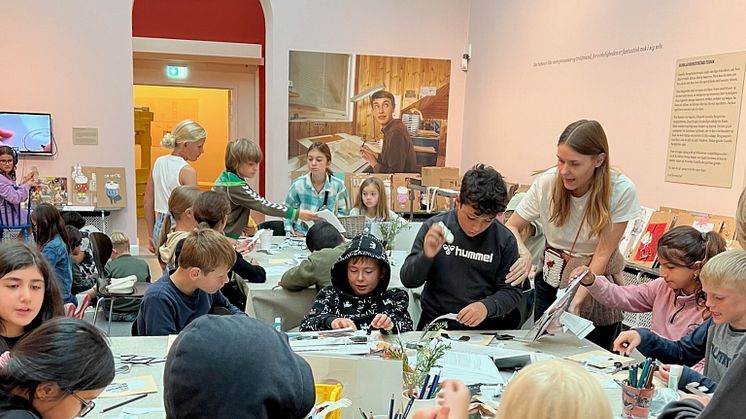 Mere end 1500 skolebørn og 4000 øvrige børn besøgte 'Alfons Åberg på museum'. Her er det 4. klasse fra Nivå Skole, der laver collager i udstillingen.