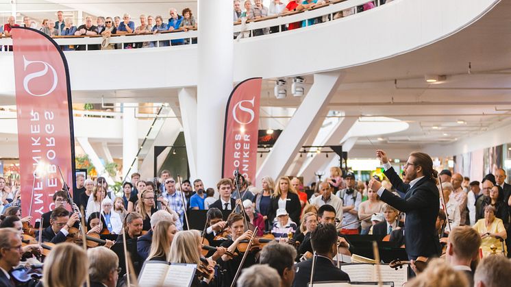 Bild från konsert med Göteborgs Symfoniker på Frölunda Torg 2022. Fotograf: Francis Löfvenholm 