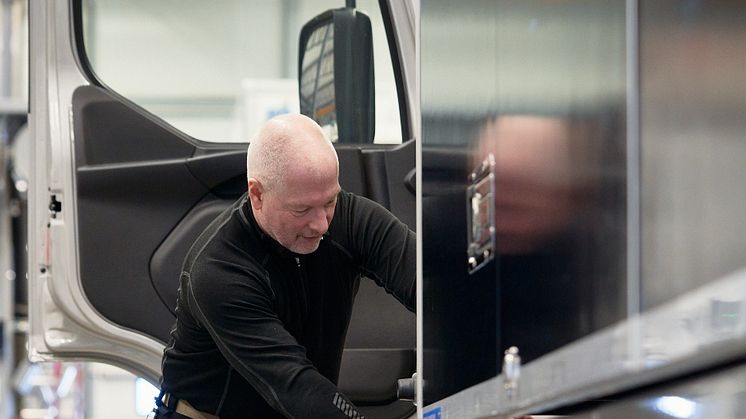 Krister Skogbäck laddar NTEX nya ellastbil