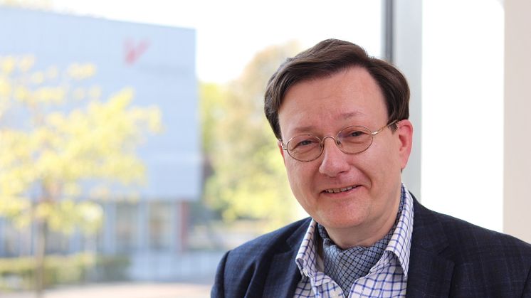 Prof. Dr. Jochen A. Bär ist Professor für Germanistische Sprachwissenschaft an der Universität Vechta. 