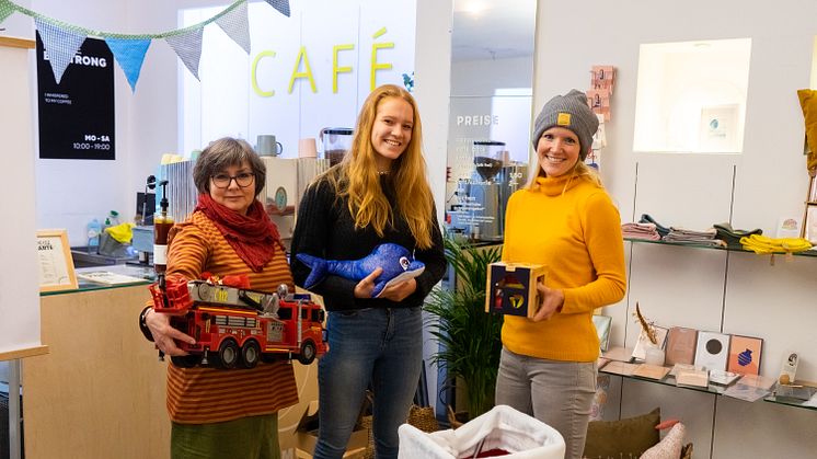 Kathrin Bender (Inhaberin Bonscherhus), Anna Börmann (KOSMOS), und Janine Streu (Innenstadt-Managerin) freuen sich über jede Spende. Die ersten Spielzeuge sind schon abgegeben worden. 